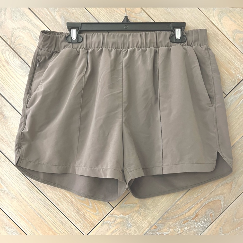 Zella | Taylor Getaway High Waist Athletic Shorts with Pockets | Large - Gray
